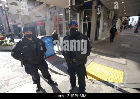 San Francisco, USA. 18th Dez 2021. Polizisten stehen vor Macy's Einkaufszentrum.in den letzten Monaten ereignete sich in San Francisco ein paar Raubüberfälle, vor allem in den Einkaufszentren, Polizeikräfte wurden seit November außerhalb des Einkaufszentrums eingesetzt, um die Raubüberfälle zu verhindern. (Bild: © Michael Ho Wai Lee/SOPA Images via ZUMA Press Wire) Stockfoto