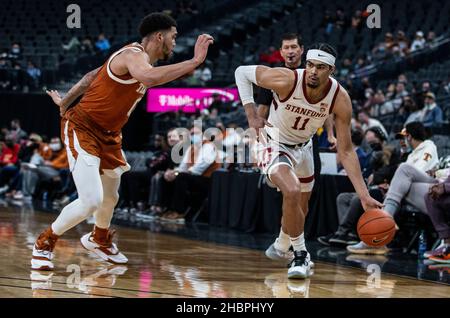 Dezember 19 2021 Las Vegas, NV USA der Stürmer Jaiden Delaire (11) aus Stanford geht während des NCAA menÕs Basketball Pac 12 von der Küste zur Küste zwischen Stanford Cardinal und dem Texas Longhorn in den Korb.Texas besiegte Stanford 60-53 in der T-Mobile Arena Las Vegas, NV. Thurman James/CSM Stockfoto