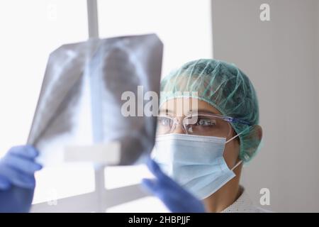 Ärztin untersuchen Röntgenaufnahme auf Licht, Patienten Lunge diagnostischen Stockfoto