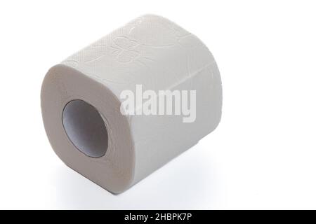 toilettenpapierrolle auf isoliertem weißem Hintergrund, Kopierraum Stockfoto