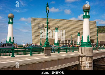 Zurriola-Brücke, Urumea-Fluss und Kursaal in blauer Stunde, Donostia San Sebastián, Baskenland Stockfoto