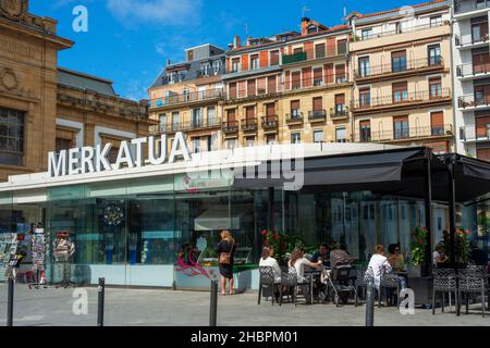 Sonnenbeschienenen Detail der Vorderansicht des Fischmarktes in San Sebastian, Spanien zeigt das Wappen alle gegen einen blauen Himmel Stockfoto