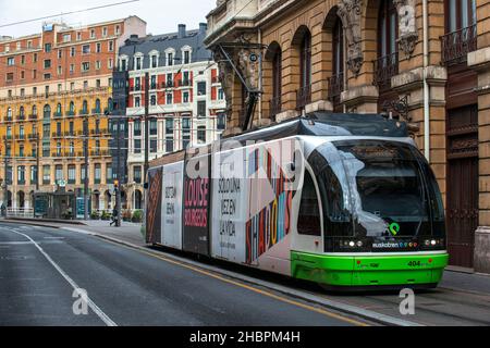 Elektrisches Straßenbahnsystem, das in der Altstadt im Stadtzentrum von Bilbao - der baskischen Region Nordspanien - vorbeifährt Stockfoto