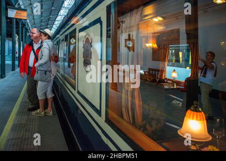 Willkommen im Trancantabrico Gran Lujo Luxus-Zug, der durch Nordspanien, Europa, fährt. Bilbao La concordia Bahnhof. Stockfoto