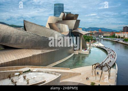 Spanien Reise Stadt, Blick bei Sonnenuntergang auf das von Frank Gehry entworfene Guggenheim Museum im Zentrum von Bilbao, Nordspanien. Stockfoto