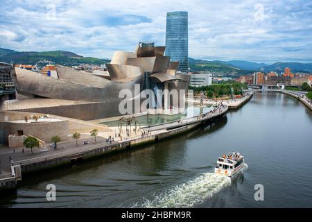 Spanien Reise Stadt, Blick bei Sonnenuntergang auf das von Frank Gehry entworfene Guggenheim Museum im Zentrum von Bilbao, Nordspanien. Stockfoto