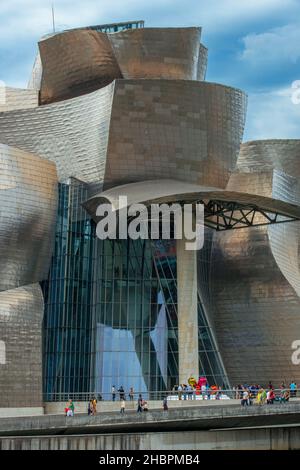 Spanien Reise Stadt, Blick bei Sonnenuntergang auf das von Frank Gehry entworfene Guggenheim Museum im Zentrum von Bilbao, Nordspanien. Stockfoto