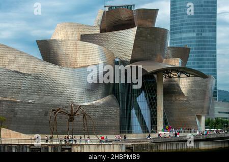 Spanien Reise Stadt, Blick bei Sonnenuntergang auf das von Frank Gehry entworfene Guggenheim Museum im Zentrum von Bilbao, Nordspanien. Stockfoto
