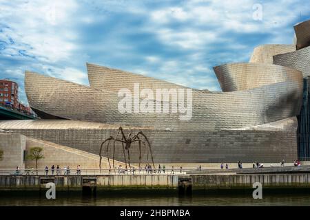 Spinne Skulptur "Maman" von Louise Bourgeois vor Guggenheimmuseum in Bilbao, Spanien Stockfoto
