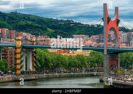 Die roten Bögen des Künstlers Daniel Buren an der La Salve-Brücke, die Maman-Spinne von Louise Bourgeois im Guggenheim in Bilbao, Baskenland, Spanien Blick auf La Stockfoto