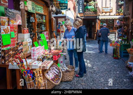 Souvenirs und Kunsthandwerk in Potes Dorf hängen alte Gebäude über dem Rio Quiviesa, Potes, Picos de Europa Kantabrien, Spanien Stockfoto