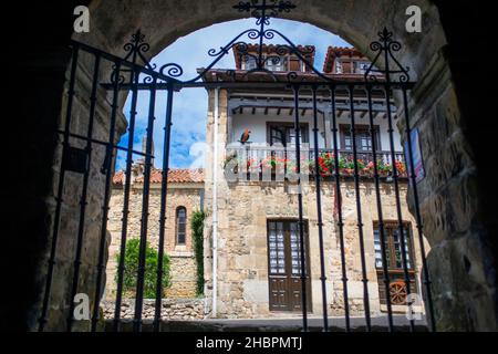 Vorbei an mittelalterlichen Gebäuden entlang der gepflasterten Straße der Calle Del Canton in Santillana del Mar, Kantabrien, Nordspanien Stockfoto