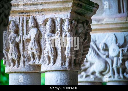 Blick auf die romanische Hauptstadt. Kreuzgang der Kirche La Colegiata de Santa Juliana, Santillana del Mar, Kantabrien, Spanien Stockfoto