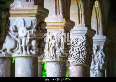 Blick auf die romanische Hauptstadt. Kreuzgang der Kirche La Colegiata de Santa Juliana, Santillana del Mar, Kantabrien, Spanien Stockfoto