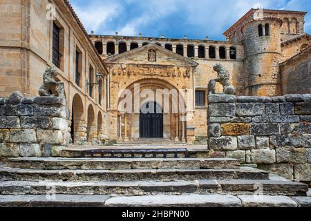 Romanische Klosterkirche der Colegiata de Santa Juliana de Santillana del Mar, Kantabrien, Spanien Stockfoto