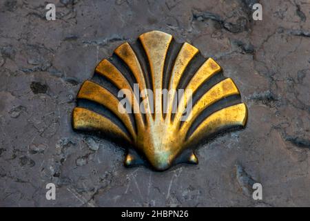 Metallschale, die Angabe der Straße nach Santiago De Compostela in dem mittelalterlichen Dorf Santillana del Mar in Kantabrien, Spanien Stockfoto