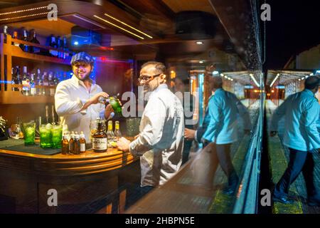 Innerhalb der Transcantabrico Gran Lujo Luxus Zug Travellong in Nord-Spanien und Europa. Innenraum der Discothek Auto. Gintonics Verkostung. Stockfoto