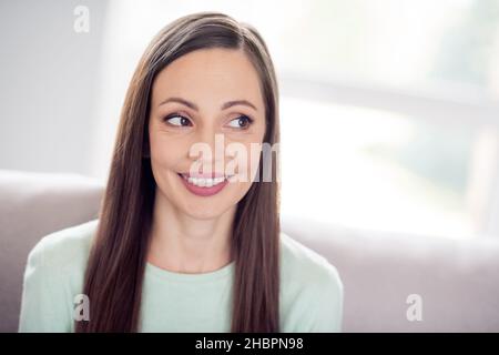 Foto von süßen tausendjährigen Brünette Dame Look tragen blaues Hemd zu Hause allein Stockfoto