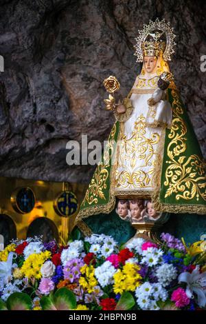 Unsere Liebe Frau von Covadonga. Die selige Jungfrau Maria und ein Marienheiligtum, das ihr in der katholischen Kirche Basílica de Santa María la Real de Covadonga gewidmet ist Stockfoto