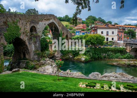 Die Hump-backed "Römerbrücke" am Fluss Sella. Cangas de Onis, Asturien, Spanien Stockfoto