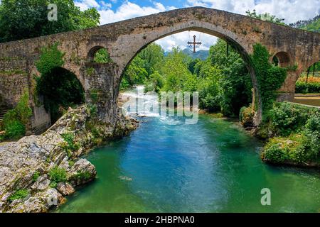 Die Hump-backed "Römerbrücke" am Fluss Sella. Cangas de Onis, Asturien, Spanien Stockfoto