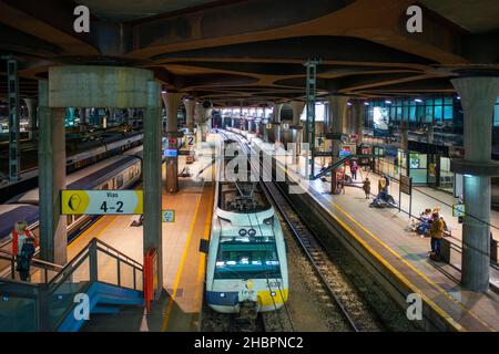 Ein Passagier-feve-Zug, der am RENFE-Bahnhof von Oviedo, Asturien, Spanien, ankommt Stockfoto