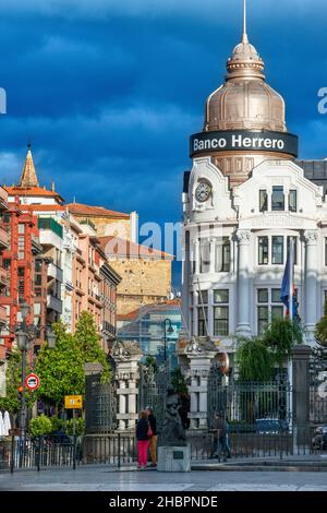 Herrero Bank im Zentrum von Oviedo, Asturien, Spanien. Eine der Haltestellen des Luxuszuges Transkantabrico Gran Lujo. Das Gebäude der Banco Herrero ist Stockfoto