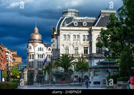 Herrero Bank im Zentrum von Oviedo, Asturien, Spanien. Eine der Haltestellen des Luxuszuges Transkantabrico Gran Lujo. Das Gebäude der Banco Herrero ist Stockfoto