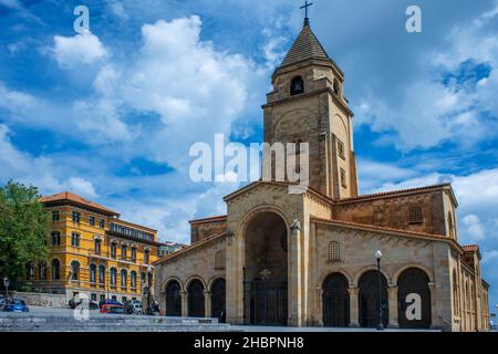 Kirche von San Pedro in Gijón, Strand von San Lorenzo Asturias, Spanien, Europa Stockfoto