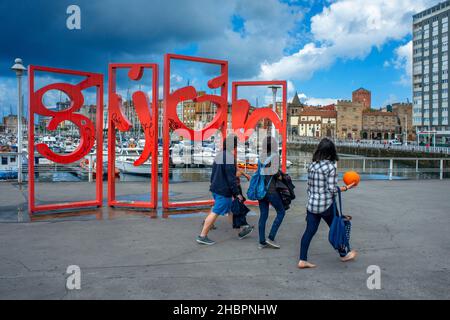 Das Denkmal namens Letronas stellt die touristische Marke der Stadt und befindet sich in der Marina von Gijon, Jardines de la reina Gardens Asturias, Sp Stockfoto