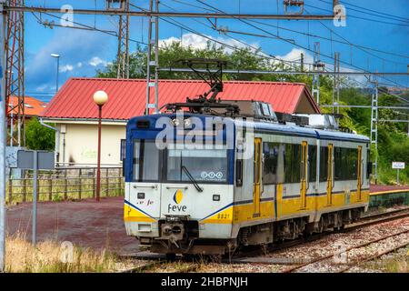 Ein Passagier-feve-Zug, der am Aviles RENFE-Bahnhof in Asturien, Spanien ankommt Stockfoto