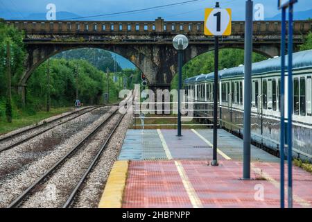 Außerhalb der Transcantabrico Gran Lujo Luxus Zug Travellong in Nord-Spanien und Europa. Bei Ribadeo Bahnhof, Galicien, Spanien gestoppt. Stockfoto