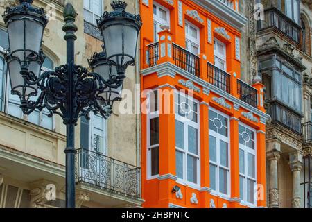 Modernes, farbenfrohes Haus im Indiano-galizischen Stil. Ribadeo. Farbenfrohe Gebäude am Plaza de España, Ribadeo, Provinz Lugo, Galicien, Spanien, Europ Stockfoto