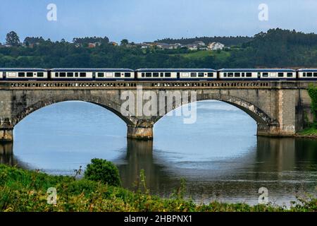 Außerhalb der Transcantabrico Gran Lujo Luxus Zug Travellong in Nord-Spanien und Europa. Brücke in der Nähe von Viveiro Town, Galicien, Spanien Stockfoto