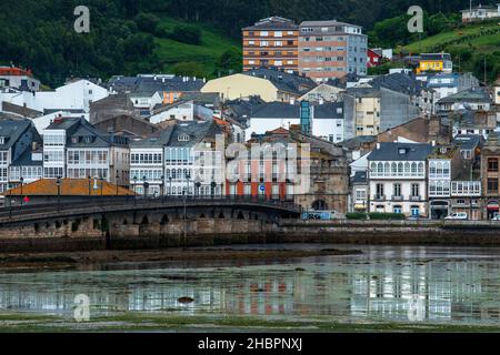 Blick auf Viveiro Dorf und Viveiro Stausenhaus und Wohnhäuser. Lugo, Galicien, Spanien. Stockfoto