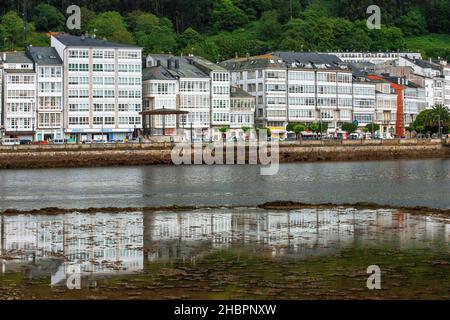 Blick auf Viveiro Dorf und Viveiro Stausenhaus und Wohnhäuser. Lugo, Galicien, Spanien. Stockfoto