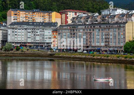 Blick auf Viveiro Dorf und Viveiro Stausenhaus und Wohnhäuser. Lugo, Galicien, Spanien. Stockfoto