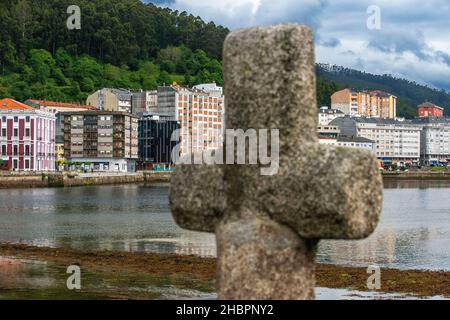 Kreuz und Blick auf Viveiro Dorf und Viveiro Stary und Wohnhäuser. Lugo, Galicien, Spanien. Stockfoto