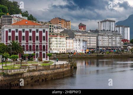 Blick auf Viveiro Dorf und Viveiro Stausenhaus und Wohnhäuser. Lugo, Galicien, Spanien. Stockfoto