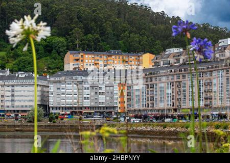 Blick auf Viveiro Dorf und Viveiro Stausenhaus und Wohnhäuser. Lugo, Galicien, Spanien. Stockfoto