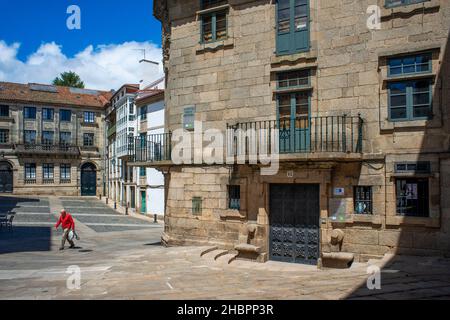 Praza de Salvador Parga Platz Rua das Casas reais Straße in der Altstadt, Santiago de Compostela, UNESCO-Weltkulturerbe, Galicien, Spanien. Stockfoto
