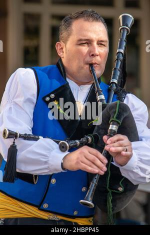 Traditionelle Musik Galiciens. Gaiteiros Rio de anxo. Altstadt, Santiago de Compostela, UNESCO-Weltkulturerbe, Galicien, Spanien. Dudelsack sind ein Dudelsackfund Stockfoto