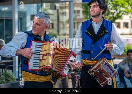 Traditionelle Musik Galiciens. Gaiteiros Rio de anxo. Altstadt, Santiago de Compostela, UNESCO-Weltkulturerbe, Galicien, Spanien. Dudelsack sind ein Dudelsackfund Stockfoto