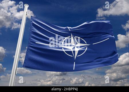 NATO-Flagge winkt vom Wind Stockfoto