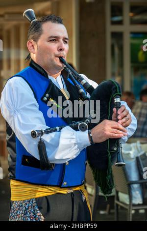 Traditionelle Musik Galiciens. Gaiteiros Rio de anxo. Altstadt, Santiago de Compostela, UNESCO-Weltkulturerbe, Galicien, Spanien. Dudelsack sind ein Dudelsackfund Stockfoto