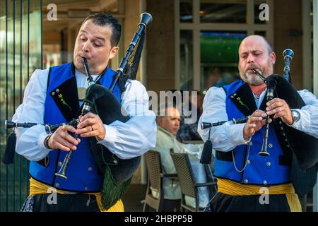 Traditionelle Musik Galiciens. Gaiteiros Rio de anxo. Altstadt, Santiago de Compostela, UNESCO-Weltkulturerbe, Galicien, Spanien. Dudelsack sind ein Dudelsackfund Stockfoto