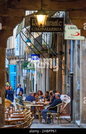 Bars und Restaurants in alten Säulen mittelalterliche Architektur in der Altstadt von Rúa do Vilar in der Altstadt, Santiago de Compostela, UNESCO-Weltkulturerbe S Stockfoto