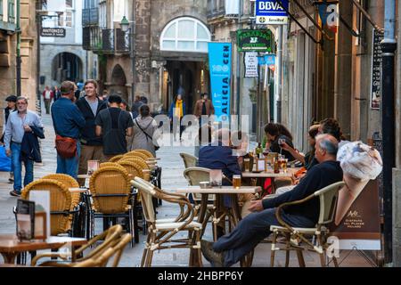 Bars und Restaurants in alten Säulen mittelalterliche Architektur in der Altstadt von Rúa do Vilar in der Altstadt, Santiago de Compostela, UNESCO-Weltkulturerbe S Stockfoto