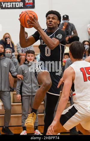 Honolulu, Hawaii, USA. 20th Dez 2021. Die TRAILBLAZERS-Garde VON SIERRA CANYON, BRONNY JAMES (0), erzielt beim 66-49-Sieg über den Gastgeber IOLANI RAIDERS beim IOLANI CLASSIC TURNIER, Iolani High School Gym, Honolulu, Hawaii, insgesamt 4 Punkte. (Bild: © Steven Erler/ZUMA Press Wire) Stockfoto