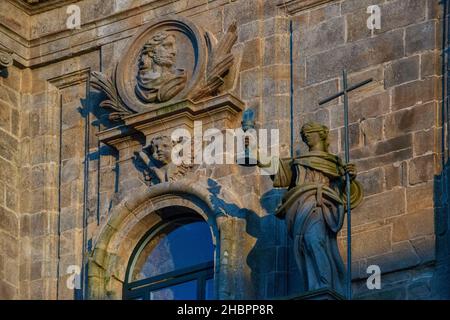 Detail der Hintertür der Kathedrale von Santiago de Compostela in Praza do Obradoiro Santiago de Compostela A Coruña, Spanien. Die einzige romanische fa Stockfoto